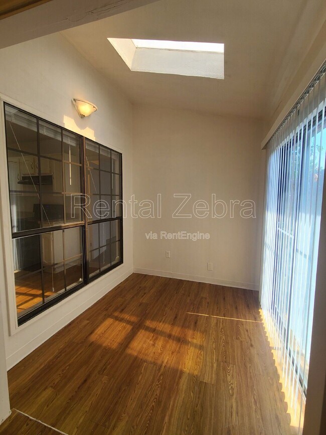 Foto del edificio - 4633 Carr St