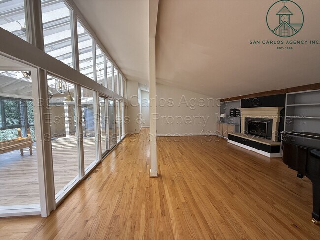 Foto del edificio - Spacious Five Bedroom Carmel Knolls Home