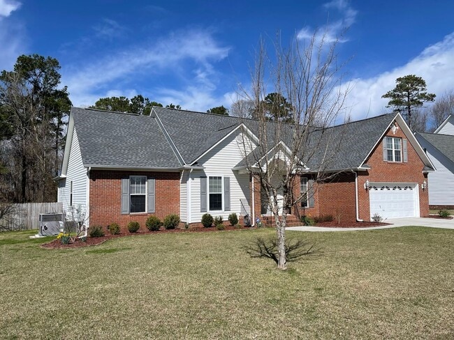 Building Photo - Immaculate and Move In Ready on Newport!