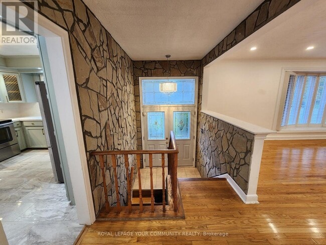 Building Photo - 394 Paliser Crescent N