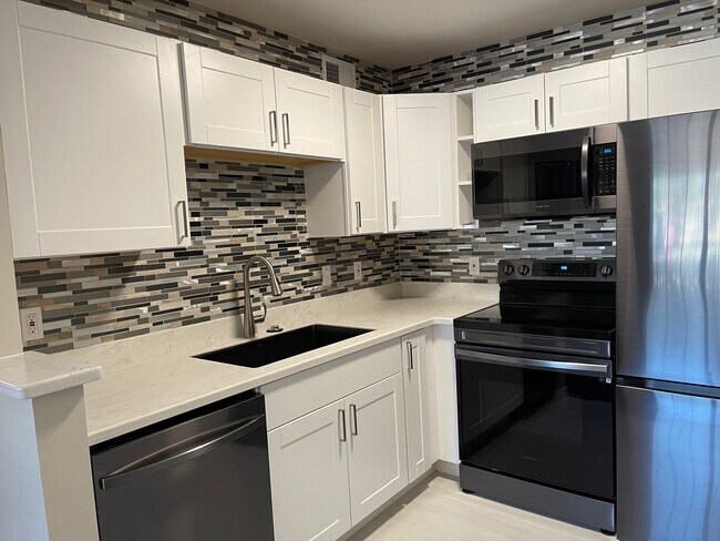 Building Photo - 18333 Roehampton Dr
