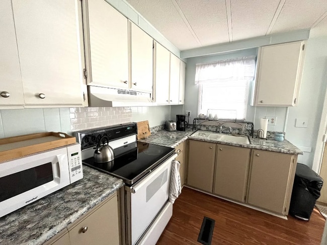Building Photo - 2951 Reinhard Ave