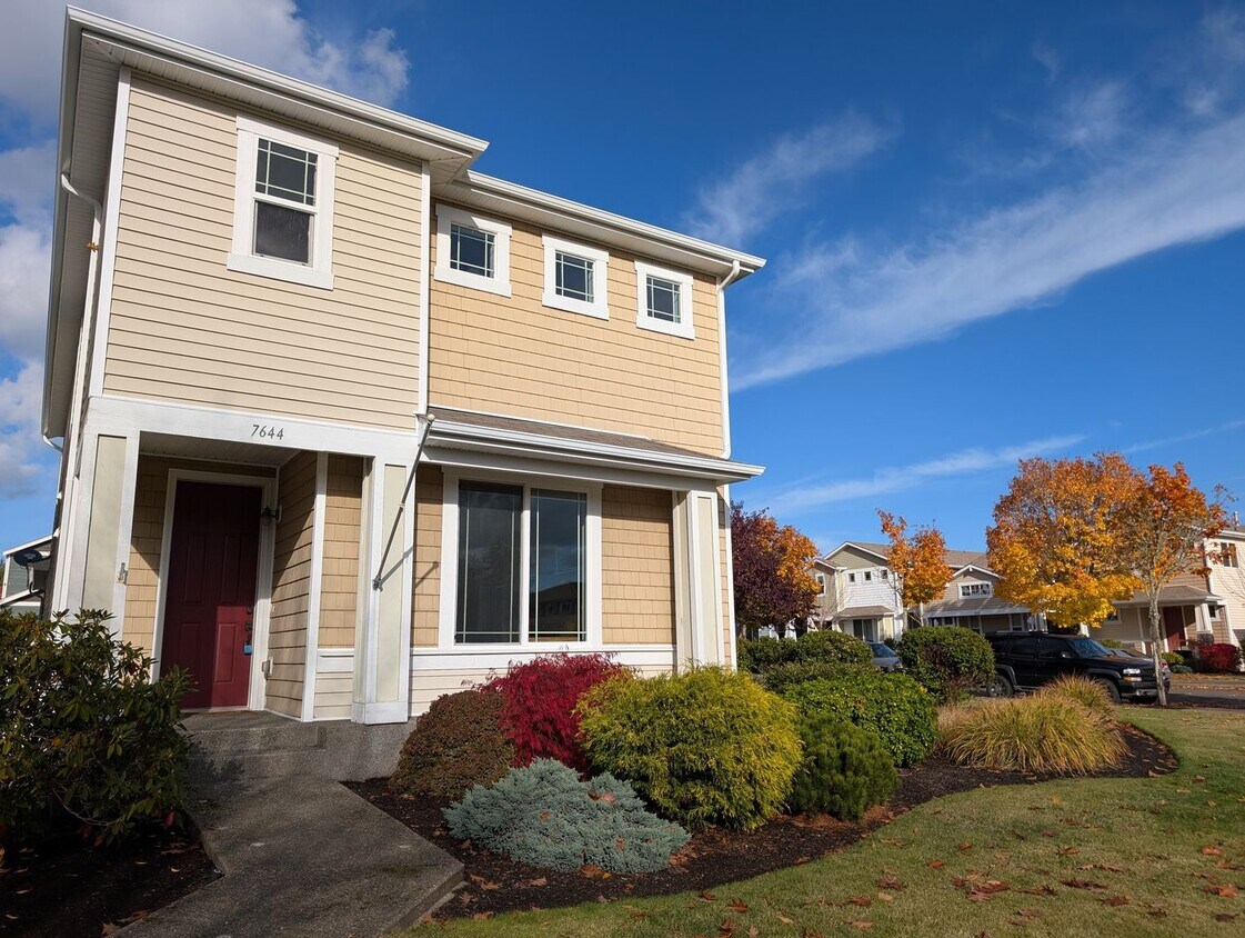 Primary Photo - Large Four Bedroom Corner Lot! Close to JB...