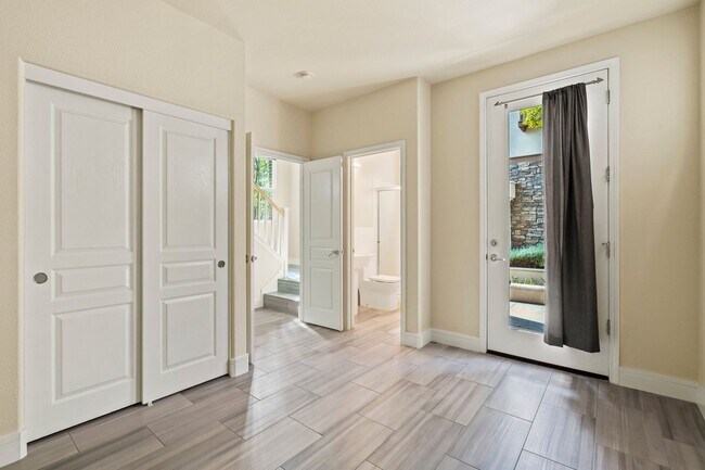 Foto del edificio - VERSATILE LUXURY LIVING IN RIVERMARK CORNE...