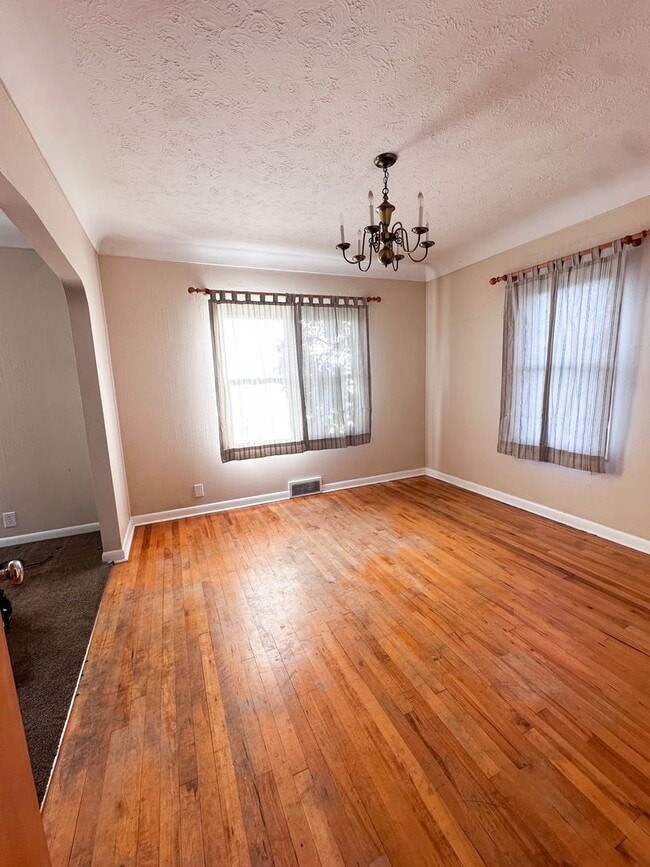 Building Photo - 945 Alderson Ave