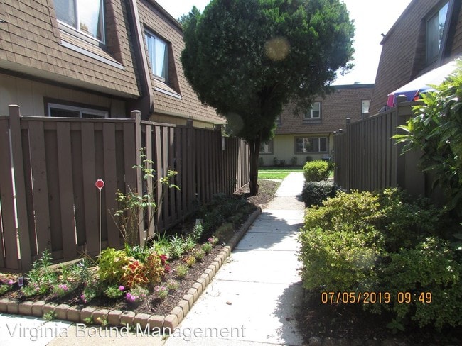 Building Photo - 2 br, 1.5 bath House - 3888 Mariposa Place