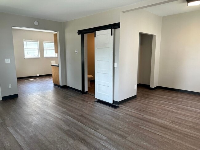 Foto del edificio - $1,175 | 1 Bedroom 1 Bath | Studio House | W&D | Fenced Yard | Central A/C