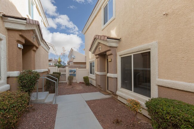 Building Photo - SW 3 br townhome with 2 car garage