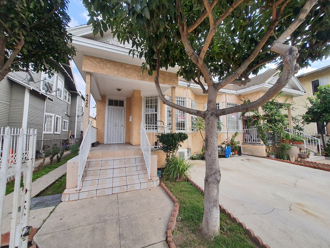 Foto principal - 4226 Wall St