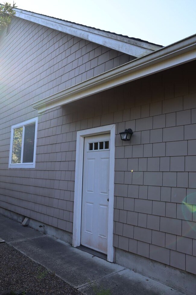 Building Photo - 11 Mariners Ln
