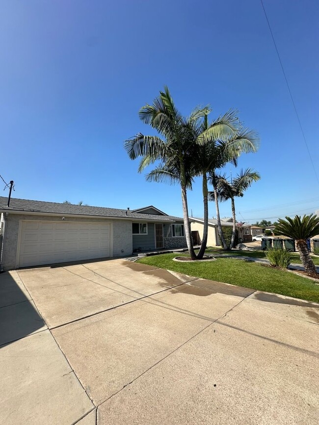 Building Photo - Beautifully landscaped 3BR/2BA house in La...