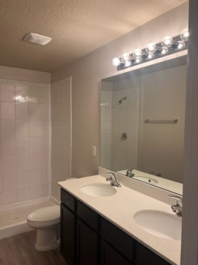 Foto del edificio - Beautiful 2 Bedroom 2 Bath Duplex Located ...