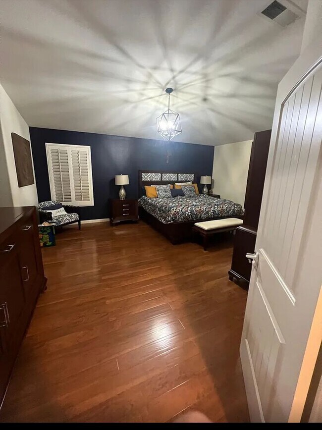 Building Photo - Beautiful 4 bedrooms 2.5 bathrooms in East...