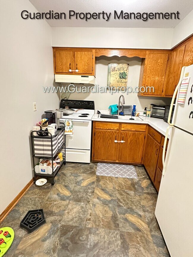 Foto del edificio - Top Floor w/Balcony, Excellent Condition, ...