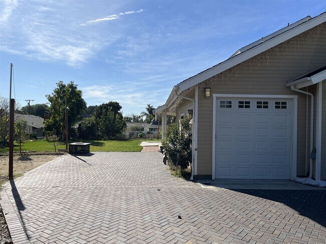 Foto del edificio - 3 br, 2 bath Townhome - 5993 Short Street