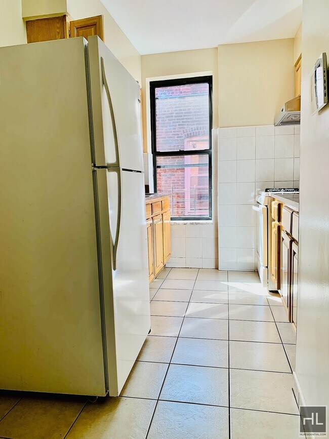 Building Photo - LARGE 3 BEDROOM SUNSET PARK!! 61 STREET