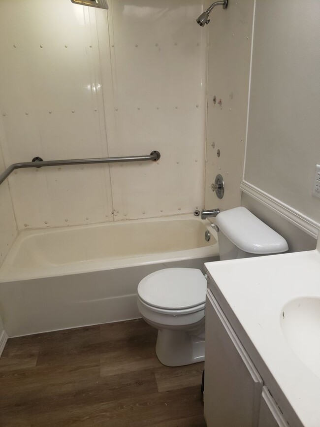 Building Photo - 3 Bedroom in New Haven 2 Bath with Man Cav...