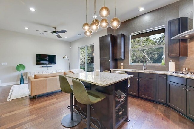 Building Photo - 8110 Ranch Road 2222