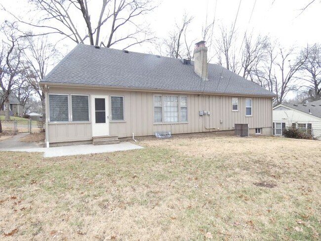 Building Photo - Beautiful Home In North Kansas City School...