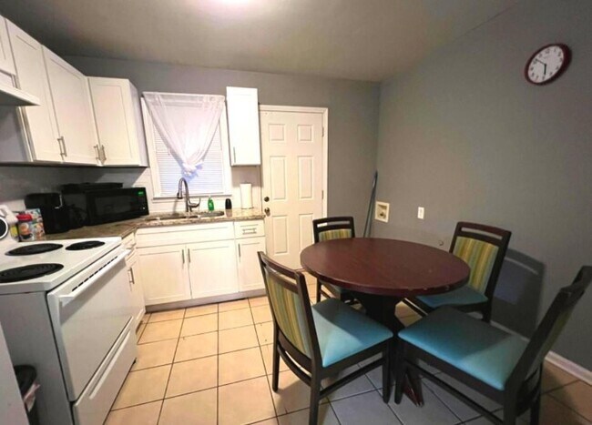 Building Photo - 2861 Eastwood Dr