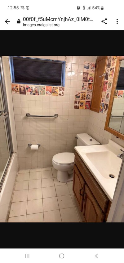 Full bathroom - 118 Sycamore St