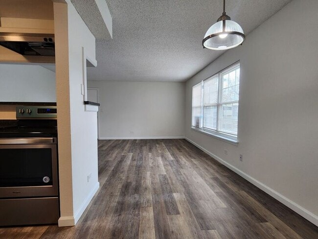 Foto del edificio - 9100 E Girard Ave