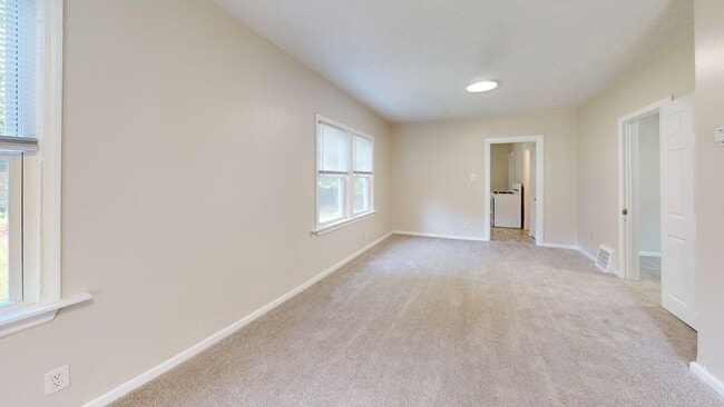 Building Photo - 3-Bedroom / 1.5 bath Single-Family Home