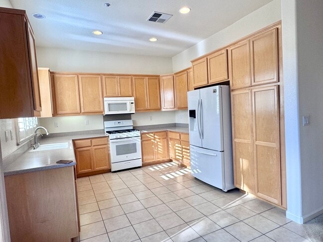 Building Photo - Beautifully Maintained Single Story 4 Bed ...
