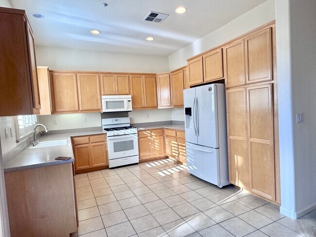 Foto del edificio - Beautifully Maintained Single Story 4 Bed ...