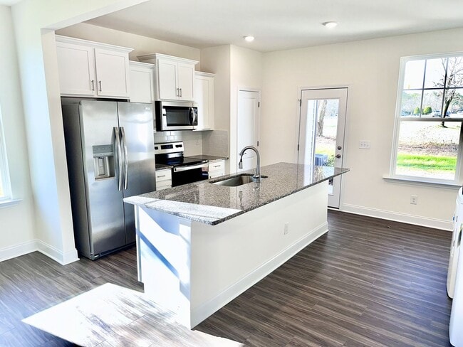 Building Photo - Bed 2.5 Bath End Unit Townhome In a Prime Location!!