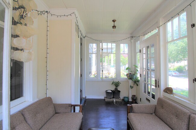 Foto del edificio - 2933 N Newhall St