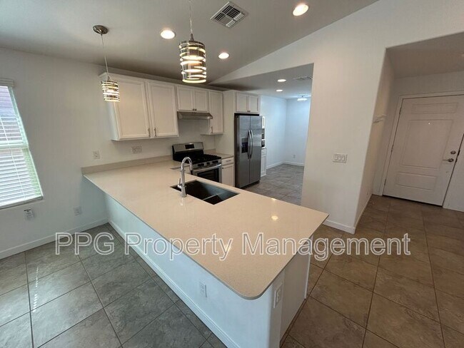 Building Photo - 16422 W Saguaro Park Ln