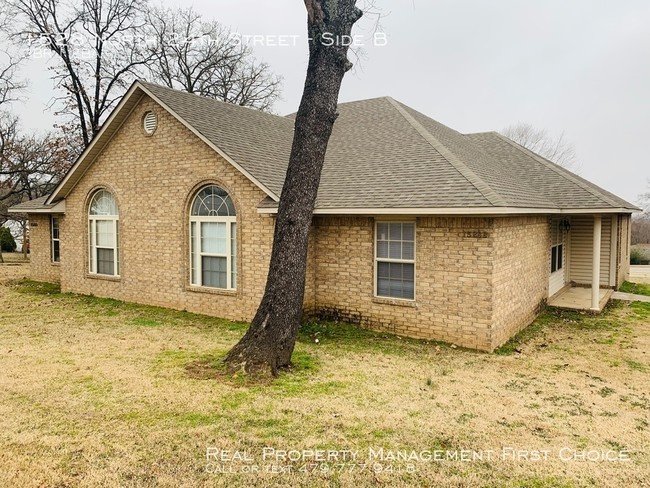 Building Photo - 3/2 Duplex in Van Buren - Great Location!