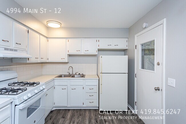 Foto del edificio - 4994 Main St