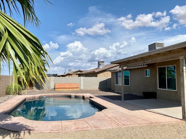 Building Photo - SAGUARO POOL HOME* MOVE-IN READY!