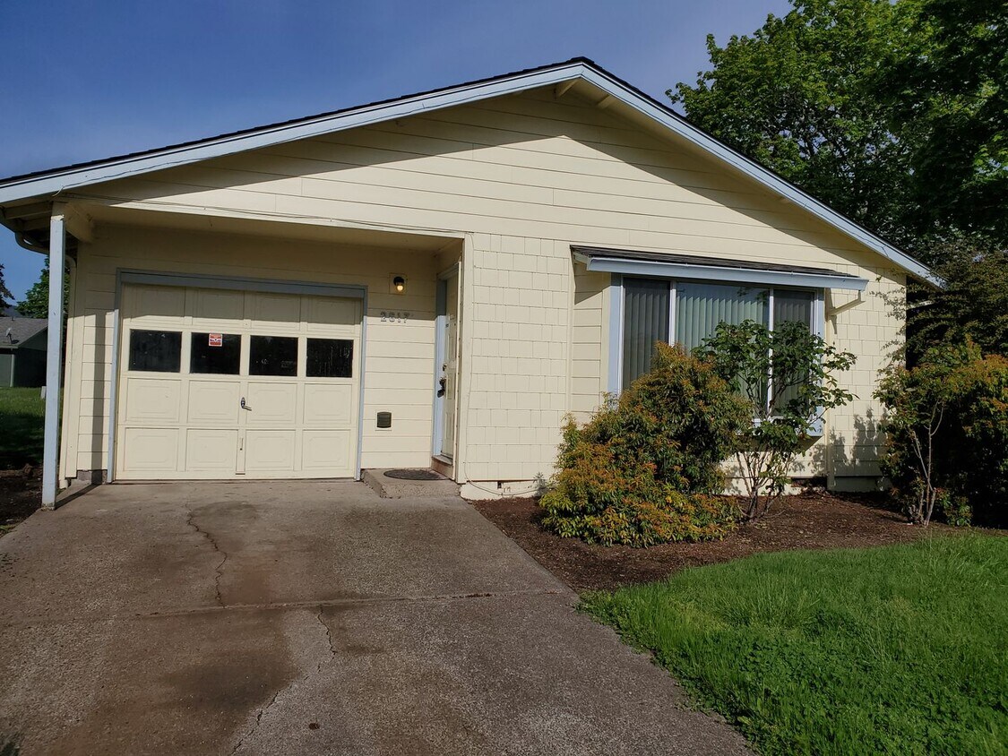 Foto principal - 2 Bedroom 1 Bath Duplex