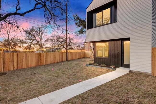 Building Photo - 1804 Sylvan Dr