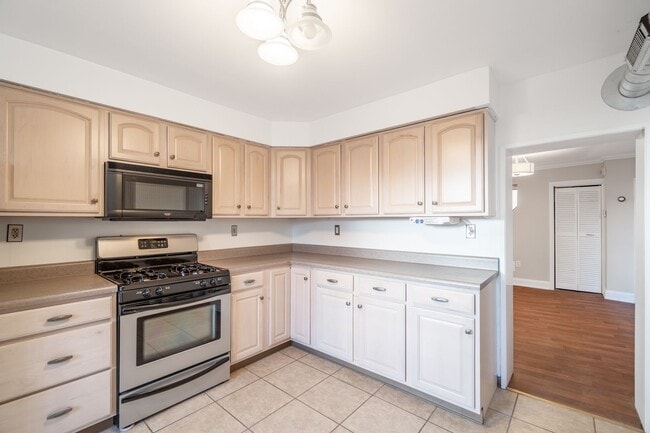 Building Photo - Beautiful luxury and spacious 4 bed home in South Side flats