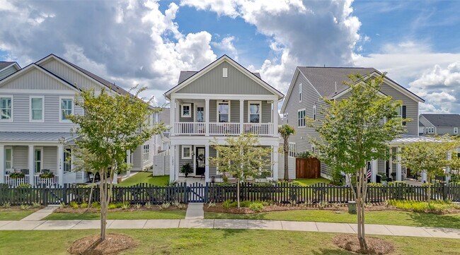 Foto del edificio - Beautifully Upgraded 3-Story Charleston Row Home in Premier Summers Corner Community