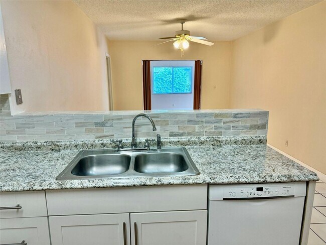 Foto del edificio - 11461 NW 38th St