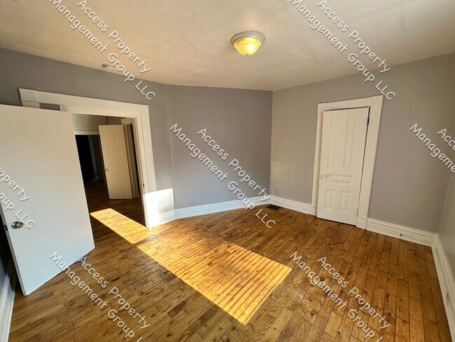 Building Photo - Cherry Hill Wealthy St Area 3 Bedroom