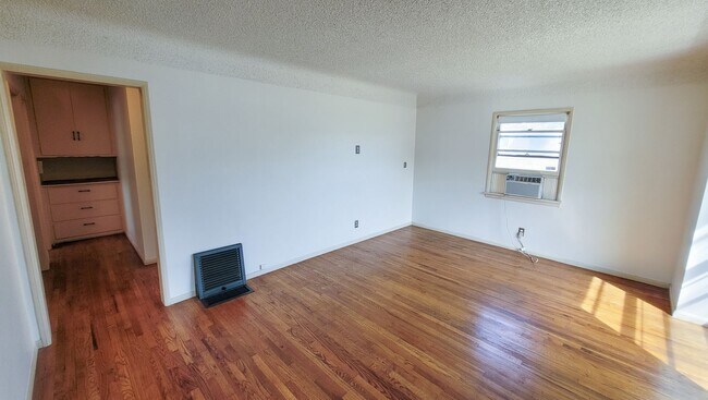 Building Photo - 1 Bed 1 Bath House Available Now!