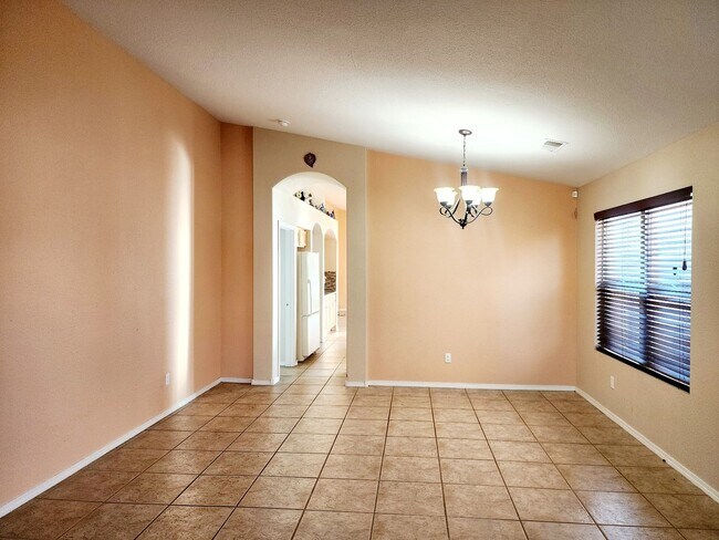 Building Photo - Must See 4 Bedroom! Great Location!