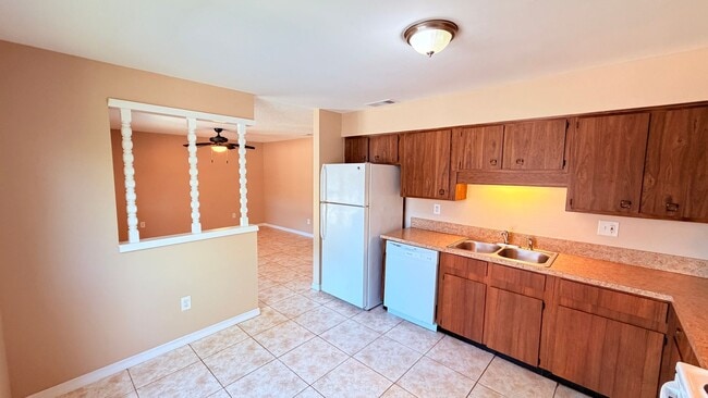Building Photo - Cozy 2 BR / 2 BA Duplex
