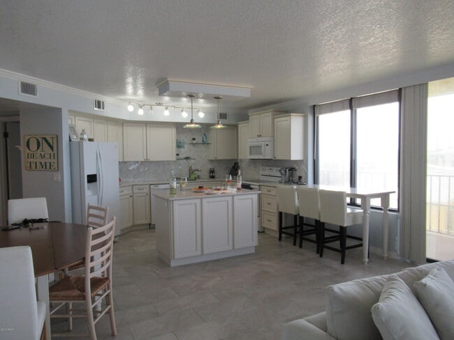 Building Photo - 1295 Ocean Shore Blvd