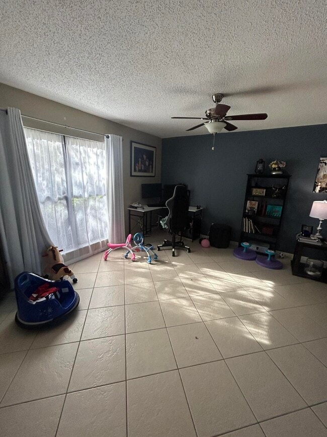 Building Photo - 818 Sandtree Dr
