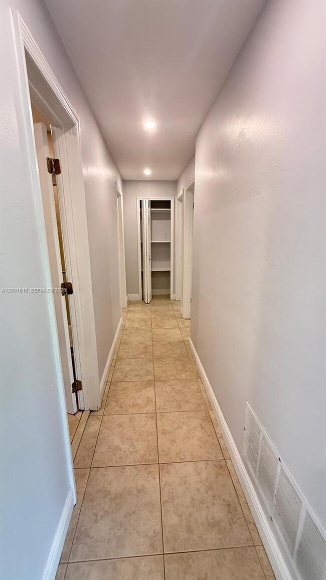 Foto del edificio - 8820 SW 43rd Terrace