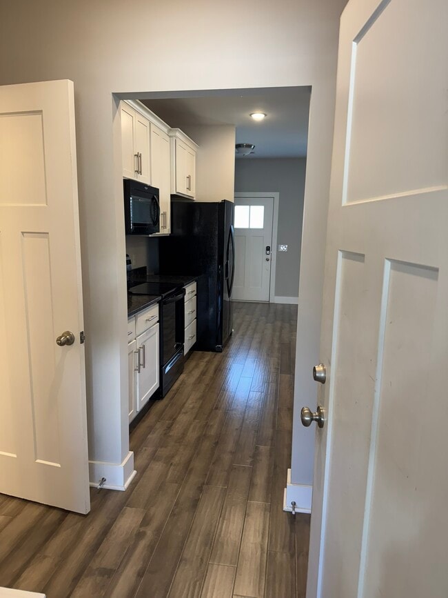 Foto del edificio - 689 Hickory Industrial Dr