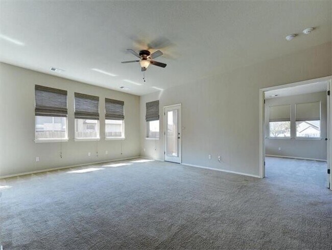 Building Photo - Gorgeous 3/2/2 home in Shadowglen!