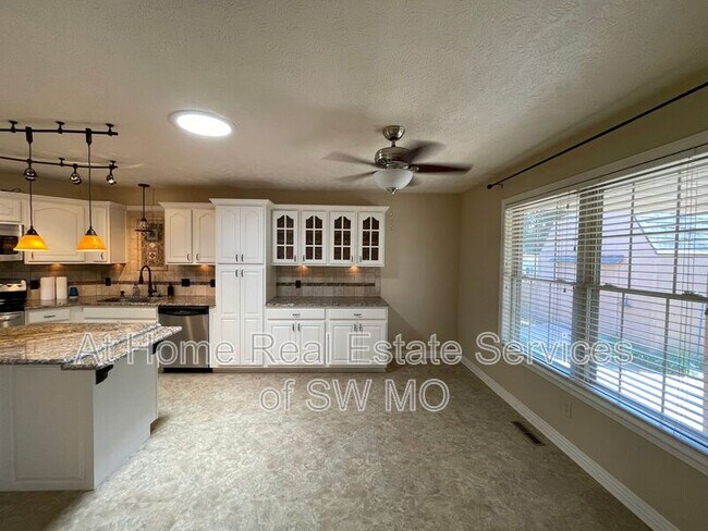 Foto del edificio - 605 Clover Ct